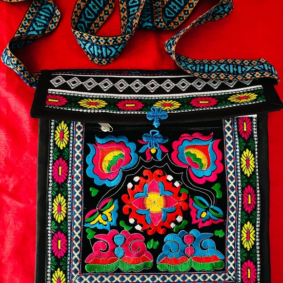 NWOT Vibrant Hand Cross Stitched Embroidered Cross Body Boho Bag 11”x11”x1.5” - Picture 3 of 13